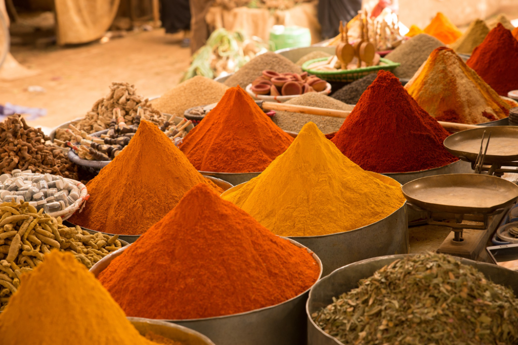 Souk épices Marrakech médina vendeur