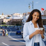 étudiant africain avec téléphone dans rue de Rabat cherchant logement
