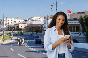 étudiant africain avec téléphone dans rue de Rabat cherchant logement